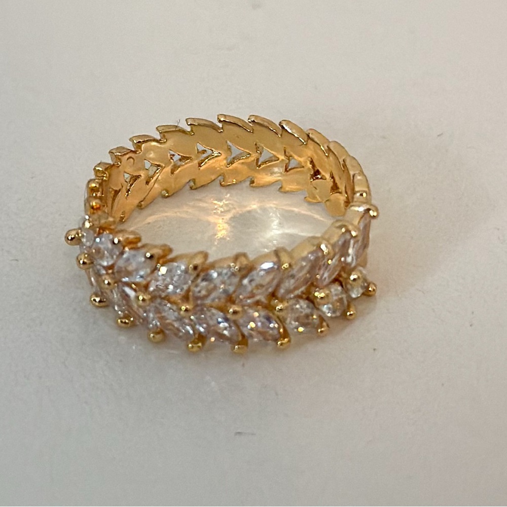 Elegant Gold and White Women's Ring Size 6